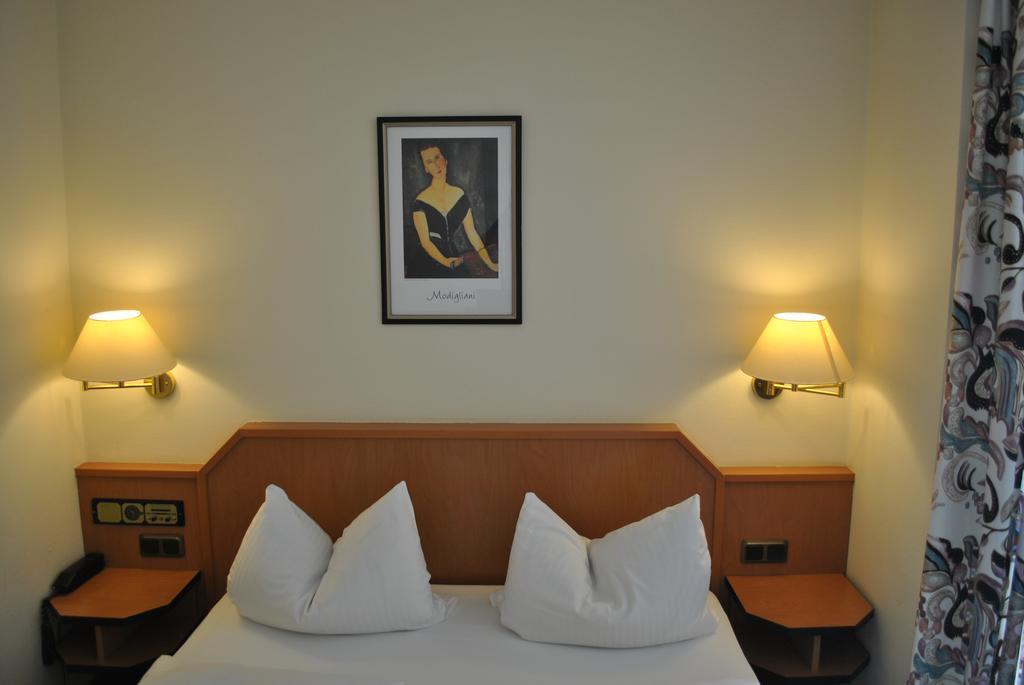 Hotel Garni Am Schaefersberg Niedernhausen Chambre photo