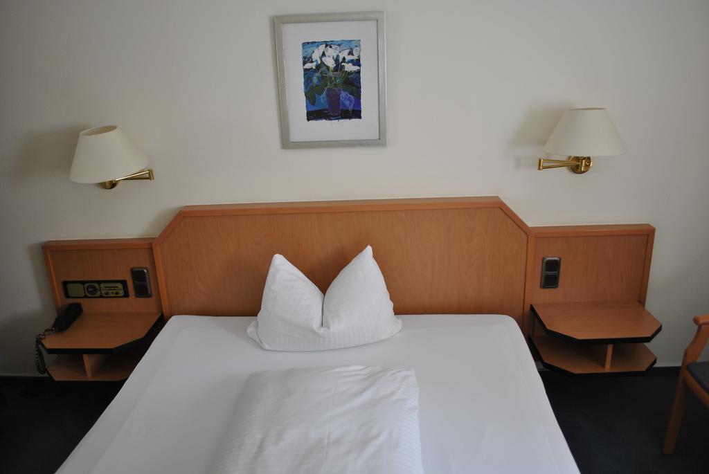 Hotel Garni Am Schaefersberg Niedernhausen Chambre photo
