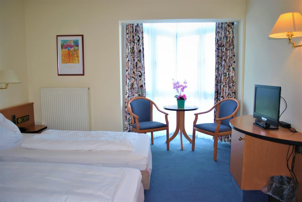 Hotel Garni Am Schaefersberg Niedernhausen Chambre photo