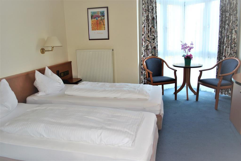 Hotel Garni Am Schaefersberg Niedernhausen Chambre photo