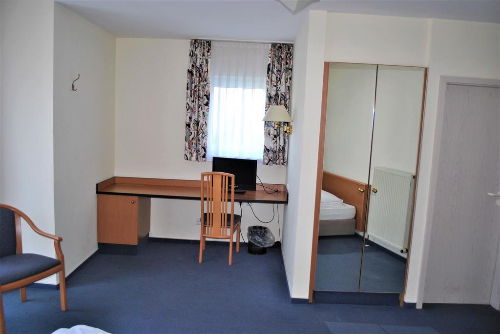 Hotel Garni Am Schaefersberg Niedernhausen Chambre photo